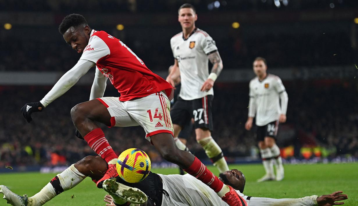 Pemain Arsenal, Eddie Nketiah berusaha melewati pemain Manchester United, Aaron Wan Bissaka pada laga lanjutan Liga Inggris 2022/2023 yang berlangsung di Emirates Satdium, London, Minggu (23/01/2023).