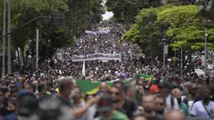 Polisi dan agen pasukan keamanan negara bagian Minas Gerais protes menuntut gaji yang lebih tinggi di Belo Horizonte, Brasil, 21 Februari 2022. Demonstrasi mendapat dukungan dari Komandan Umum Polisi Militer negara bagian dan mengumpulkan ribuan polisi serta agen keamanan publik. (Douglas MAGNO/AFP)