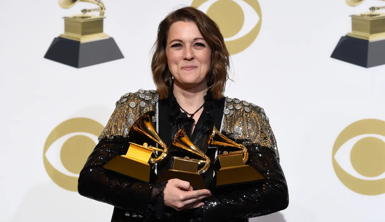 Brandi Carlile berpose dengan penghargaan Grammy Awards 2019 di Staples Center, Los Angeles, AS, Minggu (10/2). Brandi meraih penghargaan Best American Album, Best American Roots Performance, Best American Roots Song. (Photo by Chris Pizzello/Invision/AP)