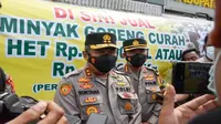 Kapolda Jawa Barat Irjen Pol Suntana memantau distribusi minyak goreng curah di Pasar Pasalaran Kabupaten Cirebon. Foto (Istimewa)