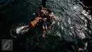 Sejumlah anak mandi bersama saat mengikuti ritual "padusan" di pemandian Umbul Saren Wedomartani, Sleman, Minggu (5/6). Padusan sudah menjadi tradisi masyarakat Jawa yang dilakukan setiap tahun menyambut datangnya Ramadan. (Liputan6.com/Boy Harjanto)