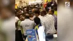 Siapa yang tak suka barang gratis? Warga Abu Dhabi bahkan berebut hingga bertengkar demi mendapat barang gratis di sebuah mal.