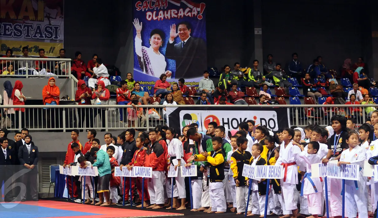 Karateka berbaris saat upacara pembukaan Kejuaraan Karate se Asia Tenggara di Jakarta, Kamis (25/2/2016). 1418 karateka dari Indonesia, Malaysia dan Singapura ikut dalam kejuaraan ini. (Liputan6.com/Helmi Fithriansyah)