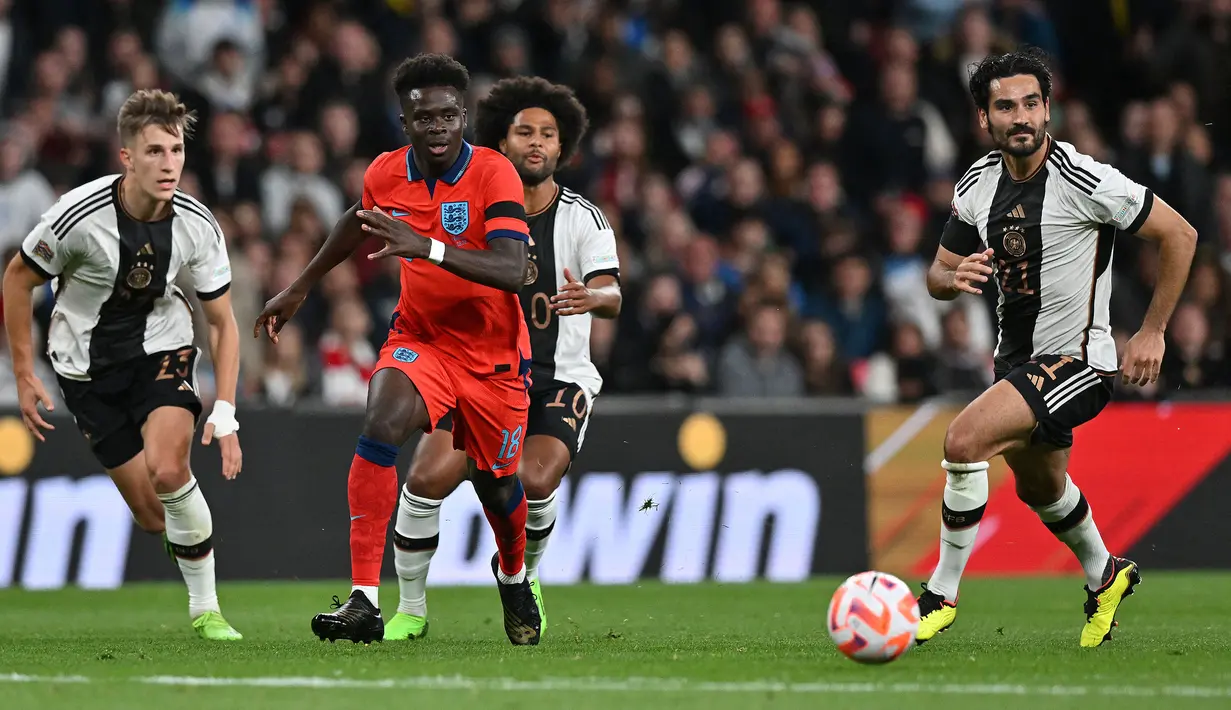 Bukayo Saka bisa dikatakan sebagai talenta muda paling cemerlang di Liga Inggris saat ini bersama Arsenal. Ia tercatat telah mencetak 4 gol dan 6 assist dalam 14 penampilannya di liga. Hal tersebut membuat Gareth Southgate membawanya ke skuad Timnas Inggris untuk Piala Dunia 2022. Pemuda 21 tahun itu diprediksi akan menjadi pernan penting sistem penyerangan The Three Lions. (AFP/Glyn Kirk)
