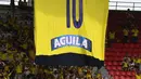 Fans Kolombia membentangkan jersey raksasa milik James Rodriguez di Stadion Roberto Melendez pada kualifikasi piala Dunia antara Kolombia melawan Venezuela, (2/9/2016) dini hari WIB. (AFP/Luis Acosta)