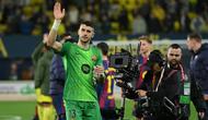 Kiper Barcelona, Joan Garcia, melakukan lima penyelamatan saat timnya bersua Villarreal pada laga pekan ke-17 La Liga di Estadio de la Ceramica, Minggu (21/12/2025) malam WIB. Berkat kontribusi Garcia, Barca menang 2-0 atas Villarreal. (AFP/Jose Jordan)