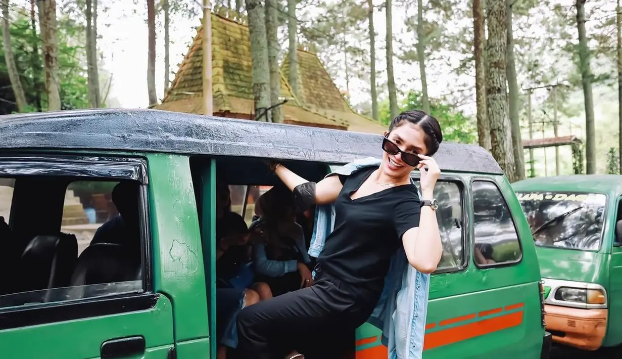 Ussy Sulistiawaty berpose bak seorang kernet. Dia bergaya dengan menurunkan kacamata hitamnya. (Foto: Instagram/ ussypratama)