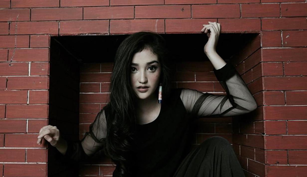 FOTO: Pesona Ranty Maria Pakai Baju Hitam, Stylish dan ...
