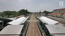 Suasana Stasiun Cakung, Jakarta, Selasa (9/10). Modernisasi ini guna meningkatkan kapasitas dan pelayanan penumpang melalui PT KCI yang telah memenuhi fasilitas transaksi tiket dan penempatan sembilan unit gate elektronik. (Liputan6.com/Herman Zakharia)