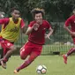 Pemain Persija Jakarta, Ramdani Lestaluhu, berebut dengan Asri Akbar, saat latihan di Lapangan Sutasoma Halim, Jakarta, Sabtu (3/3/2018). Latihan ini digelar sebelum berangkat ke Vietnam untuk melawan SLNA pada Piala AFC. (Bola.com/Asprilla Dwi Adha)