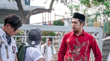 Tretan Muslim adalah salah satu kontestan Stand Up Comedy Indonesia Kompas TV musim ke 3 (SUCI 3) pada tahun 2013. (Liputan.com/IG/@tretanmuslim)