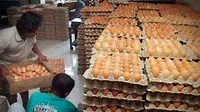 Pekerja pusat grosir telur di kawasan Pandegiling Surabaya mempersiapkan pesanan telur untuk beberapa gereja di Surabaya dan sekitarnya untuk perayaan Hari Raya Paskah. (Antara)