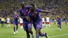 Bek Kolombia, Yerry Mina, merayakan gol ke gawang Polandia pada laga grup H Piala Dunia di Kazan Arena, Kazan, Minggu (24/6/2018). Kolombia menang 3-0 atas Polandia. (AP/Thanassis Stavrakis)