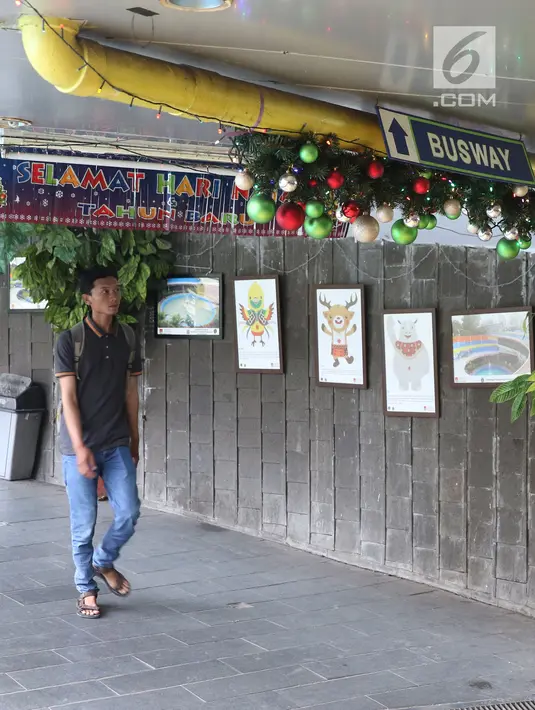Warga melintas di Terowongan Penyebrangan Orang (TPO) Kota Tua, Jakarta, Jumat (21/12). Jelang perayaan Natal 2018, TPO Kota Tua dihiasi pernak-pernik. (Liputan6.com/Helmi Fithriansyah)