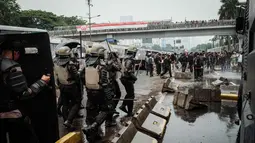 Unjuk rasa yang dilakukan di depan gedung Dewan Perwakilan Rakyat (DPR), Jakarta, Senin (25/8/2025), berlangsung ricuh. (YASUYOSHI CHIBA/AFP)