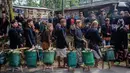 Tradisi Unggah-unggahan biasanya dilaksanakan pada hari Jumat terakhir menjelang bulan Ramadan. (DEVI RAHMAN/AFP)
