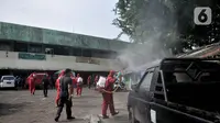 Pedagang menyaksikan petugas pemadam kebakaran Jakarta Pusat menyemprotkan disinfektan di Pasar Rawasari, Jakarta, Kamis (11/6/2020). Pihak pengelola menutup Pasar Rawasari selama tiga hari ke depan guna mensterilisasi serta memutus penyebaran Covid-19. (merdeka.com/Iqbal S. Nugroho)