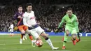 Penyerang Tottenham Hotspur, Son Heung-min, menggiring bola saat melawan Manchester City pada laga Liga Champions di Stadion Tottenham Hotspur, Selasa (9/4). Tottenham menang 1-0 atas City. (AP/Adam Davy)
