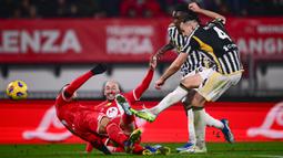 Pemain Juventus, Federico Gatti (kanan) mencetak gol kedua timnya ke gawang AC Monza pada laga pekan ke-14 Liga Italia 2023/2024 di Bianteo Stadium, Monza, Italia 1 Desember 2023 waktu setempat. Juventus berhasil menang dengan skor 2-1. (AFP/Marco Bertorello)