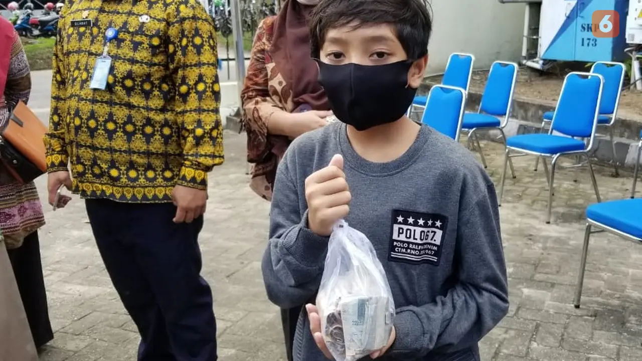 Remaja 12 tahun sumbang tabungan.