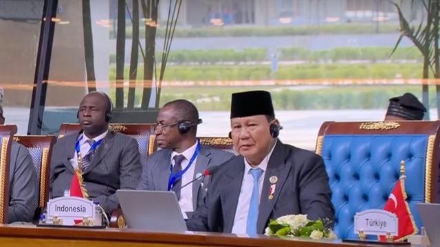 Presiden Prabowo Subianto saat berpidato dalam sesi khusus Konferensi Tingkat Tinggi (KTT) Ke-11 Developing Eight (D-8) di Istana Kepresidenan New Administrative Capital, Kairo, Mesir, Jumat (20/12/2024). (Foto: Pool Host D-8)
