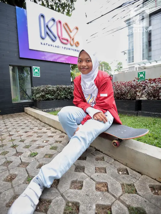 Skateboarder Indonesia Nyimas Bunga berpose dengan papan skatenya saat berkunjung ke kantor KLY, Jakarta, Jumat (7/9). Gadis 12 tahun ini merupakan peraih medali perunggu di ajang Asian Games 2018. (Liputan6.com/Faizal Fanani)