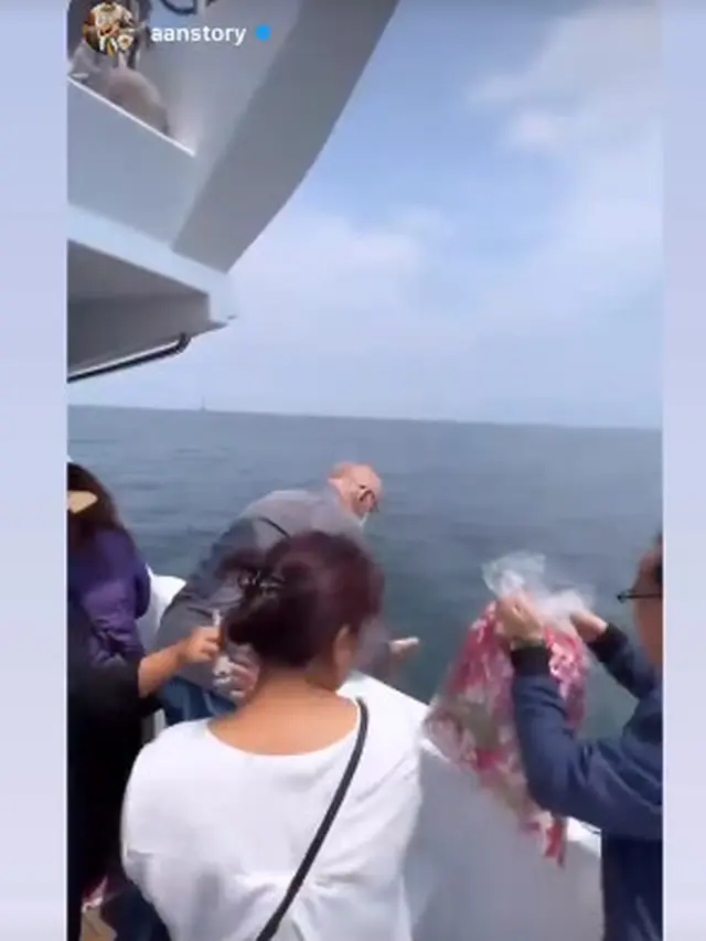 Usai Dikremasi, Ini 6 Momen Pelarungan Abu Jenazah Laura Anna di Laut Ancol