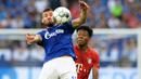 Gelandang Schalke, Daniel Caligiuri, mengontrol bola saat melawan Bayern Munchen pada laga Bundesliga di Veltins-Arena, Gelsenkirchen, Sabtu (24/8). Schalke kalah 0-3 dari Munchen. (AFP/Uwe Kraft)
