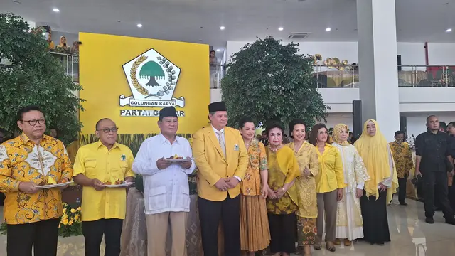 Ketua Umum Partai Gerindra Prabowo Subianto menghadiri acara syukuran Hari Ulang Tahun (HUT) ke-59 Partai Golkar di DPP Partai Golkar Jakarta, Jumat (20/10/2023), terlihat pula Ketua Umum Partai Golkar Airlangga Hartarto.