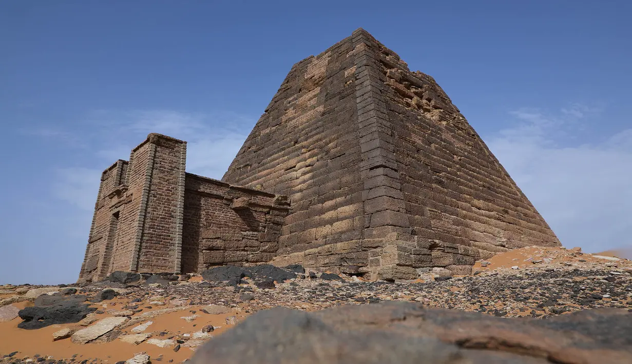 Sebuah piramida berdiri di situs arkeologi Meroe di Bejrawiya, Sudan, Sabtu, 1 Agustus 2026. (Foto AP/Mohnd Blal)
