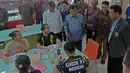 Wakil Presiden RI, Jusuf Kalla berbincang dengan atlet bulutangkis di Pusat Latihan Pelatnas PBSI, Cipayung, Jakarta Timur,  (03/10/2017). Hal ini terkait persiapan Asian Games 2018. (Bola.com/Nicklas Hanoatubun)