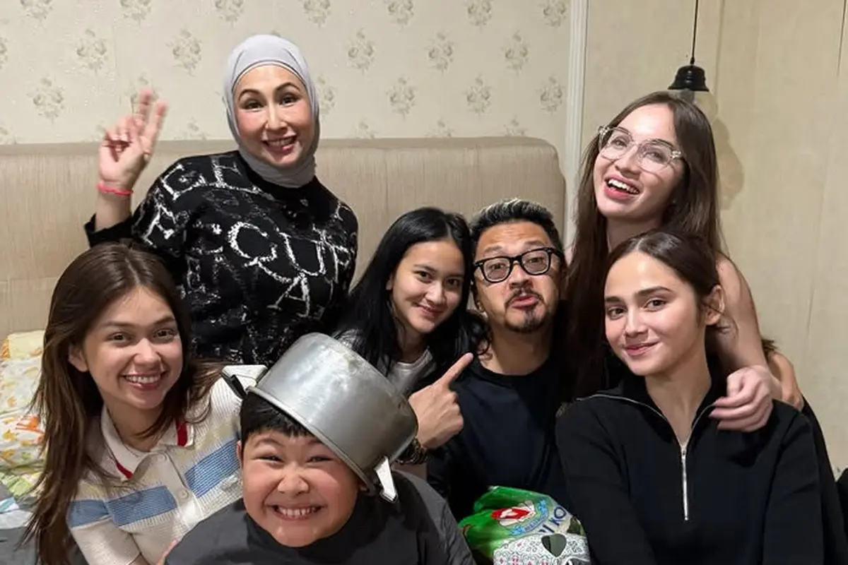 Geng Mermaid Syifa Hadju hingga Rebecca Klopper saat Beri Kejutan Ulang Tahun Ferry Maryadi ke-51