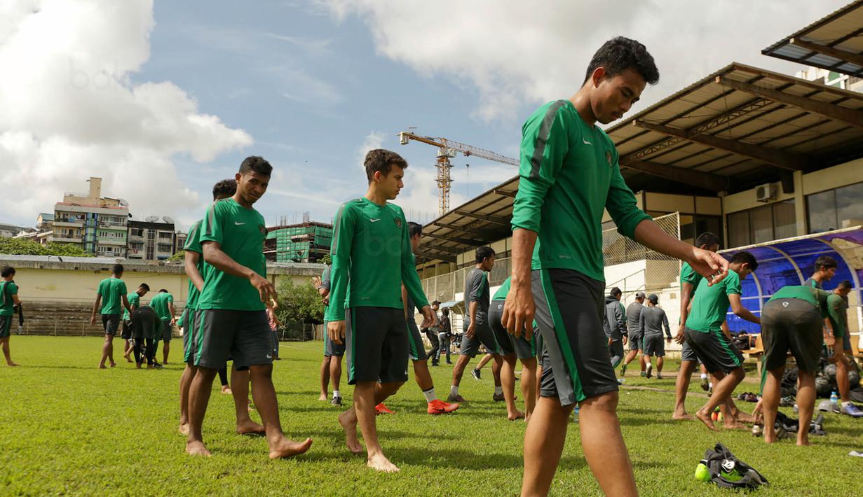 Para pemain Timnas Indonesia U-19 tampak lelah usai menjalani latihan di Stadion Padomar, Yangon, Sabtu (9/9/2017). Pada laga Piala AFF U-18 selanjutnya Timnas U-19 akan melawan Vietnam U-19. (Liputan6.com/Yoppy Renato)