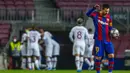 Reaksi pemain Barcelona Lionel Messi setelah pemain Paris Saint-Germain Kylian Mbappe mencetak gol pada leg pertama babak 16 besar Liga Champions di Camp Nou, Barcelona, Spanyol, Selasa (16/2/2021). PSG menang 4-1. (AP Photo/Joan Monfort)