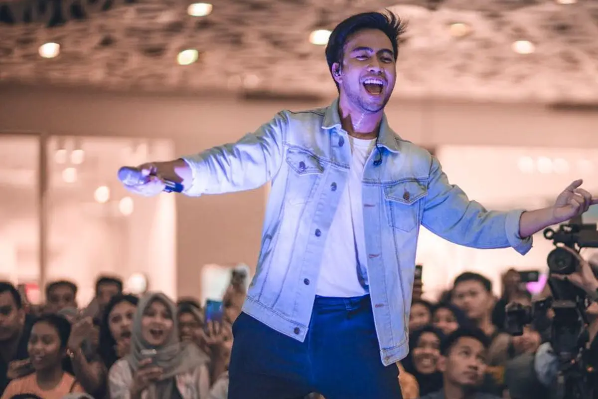 FOTO: Gaya Casual Vidi Aldiano Saat di Atas Panggung, Tetap Tampan