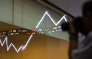 Layar indeks harga saham gabungan menunjukkan data di Bursa Efek Indonesia, Jakarta, Selasa (2/1). Angka tersebut naik signifikan dibandingkan tahun 2016 yang hanya mencatat penutupan perdagangan pada level 5.296,711 poin. (Liputan6.com/Faizal Fanani)