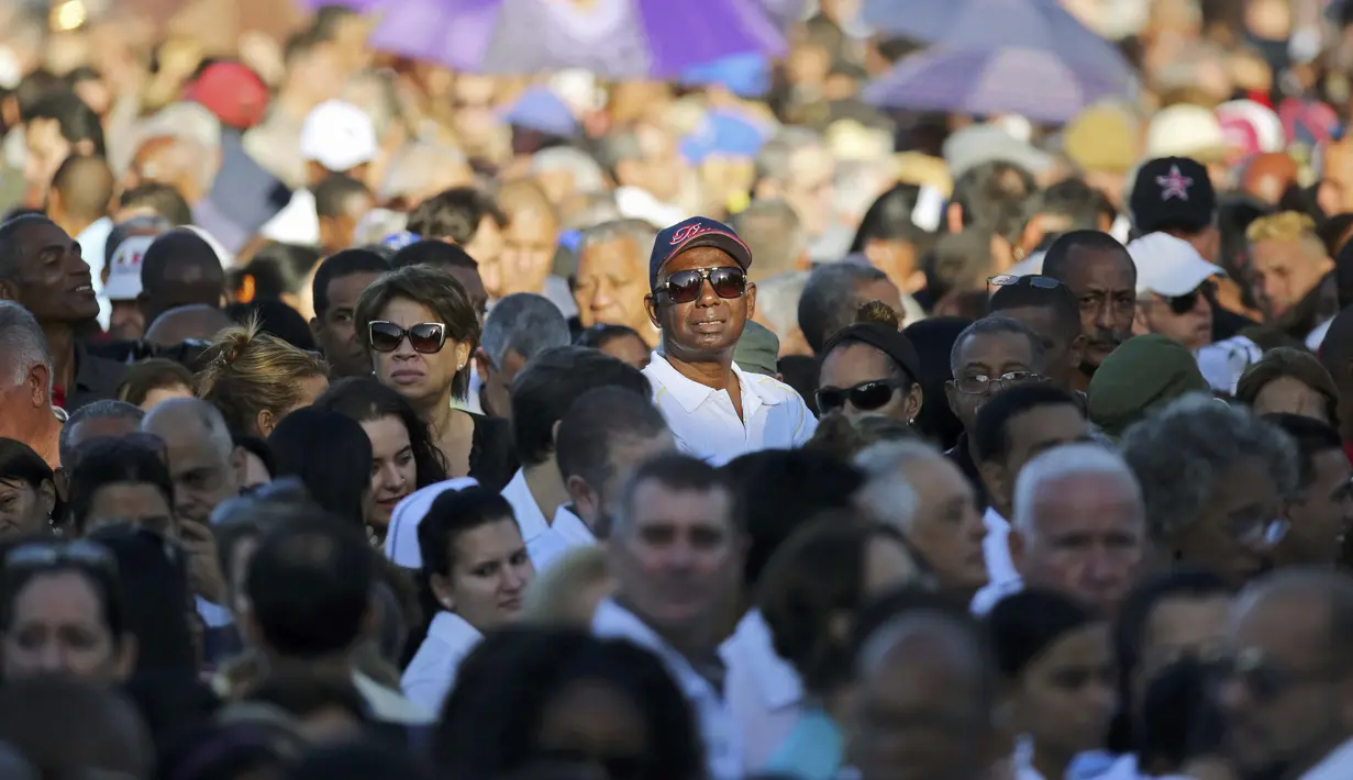 Warga berkumpul untuk memberikan penghormatan kepada mendiang Fidel Castro di Lapangan Revolusi di Havana, Kuba, Senin (28/11). (REUTERS / Carlos Barria)