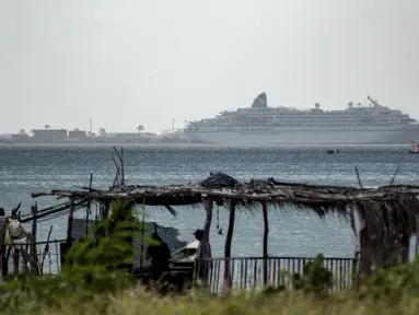 Kapal pesiar MS Amadea dengan sekitar 500 wisatawan dari berbagai negara Eropa tiba di pelabuhan El Guamache di Isla Margarita, negara bagian Nueva Esparta, Venezuela (3/1/2023). Kapal pesiar Jerman MS Amadea adalah yang pertama tiba di Venezuela Pulau Karibia setelah 15 tahun. (AFP/Gustavo Granado)
