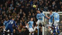 Striker Manchester City, Gabriel Jesus, berusaha menyundul bola saat melawan Chelsea pada laga Premier League di Stadion Etihad, Manchester, Sabtu (23/11). City menang 2-1 atas Chelsea. (AFP/Oli Scarff)