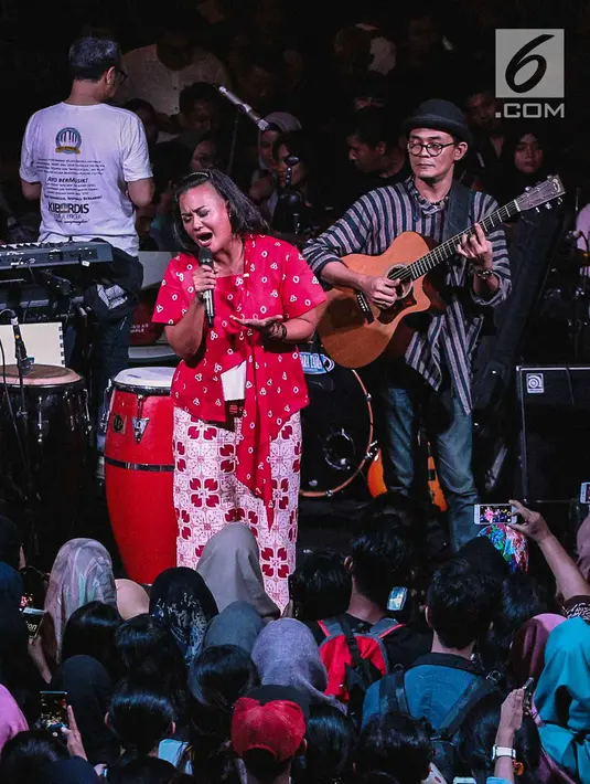 Musisi Tanah Air, Bonita membawakan lagu pada acara musik amal bertajuk "Konser Kemanusiaan untuk Lombok" di kawasan Jakarta Selatan, Kamis (9/8). Sederet artis papan atas Indonesia menyumbangkan suara mereka. (Liputan6.com/Faizal Fanani)