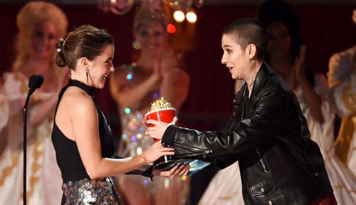 “Tetapi lebih serius lagi, aku berpikir aku diberikan penghargaan ini karena seorang Belle dan dia yang mewakilinya,” tutur Belle dalam sambutannya yang terbilang panjang di atas panggung. (AFP/Bintang.com)