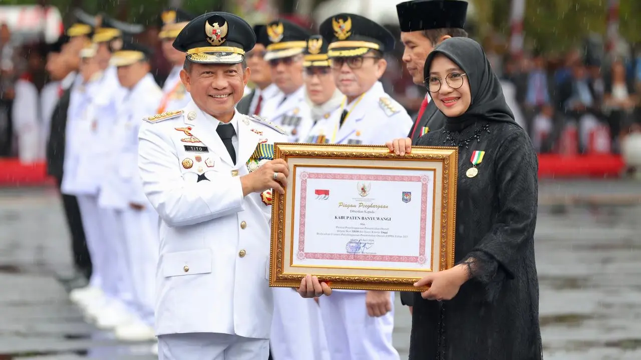 Mendagri Tito Karnavian menyerahkan tanda kehormatan Satyalancana Karya Bhakti Praja Nugraha. kepada Bupati Banyuwangi Ipuk Fiestiandani (Istimewa)