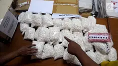 Puluhan bungkus pil ditampilkan saat pengungkapan kasus produksi ilegal obat Somadril (PCC) di Bareskrim Polri, Jakarta, Jumat (22/9). Petugas berhasil mengamankan pabrik dan barang bukti 4 ton PCC ilegal dari 4 tersangka. (Liputan6.com/JohanTallo)