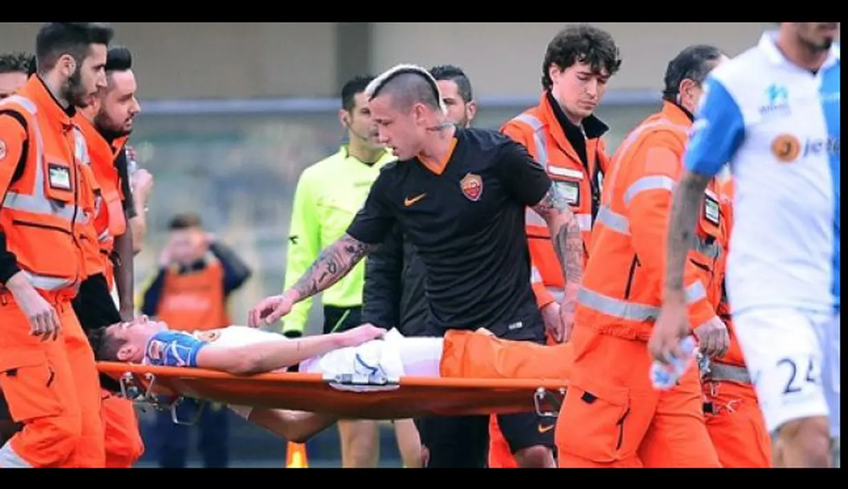 Gelandang AS Roma, Radja Nainggolan menghampiri Federico Mattiello usai mengalami cedera pada laga serie A di Marcantonio Bentegodi, Verona, Italia (8/3/2015). Verona bermain imbang 0-0 dengan AS Roma. (Twitter.com/SportsJOEdotie)