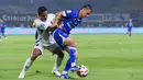 Persib Bandung meraih kemenangan tipis saat menjamu Persita Tangerang dalam laga pekan ke-22 BRI Super League 2025/2026. Laga yang dilangsungkan di Stadion Gelora Bandung Lautan Api, Bandung, Minggu (22/2/2026) malam dimenangkan Persib dengan skor 1-0. (Bola.com/Erwin Snaz)