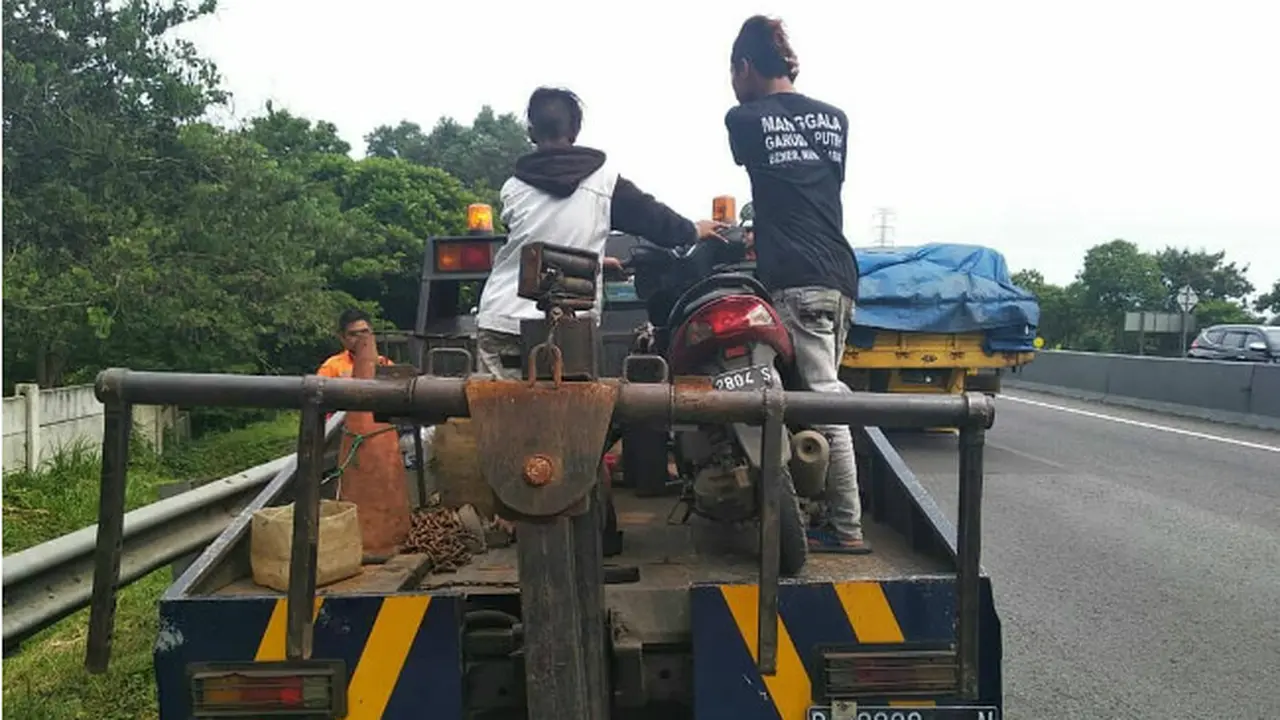 Dua Pemuda Asyik Melenggang Masuk Tol Cipularang Pakai Sepeda Motor
