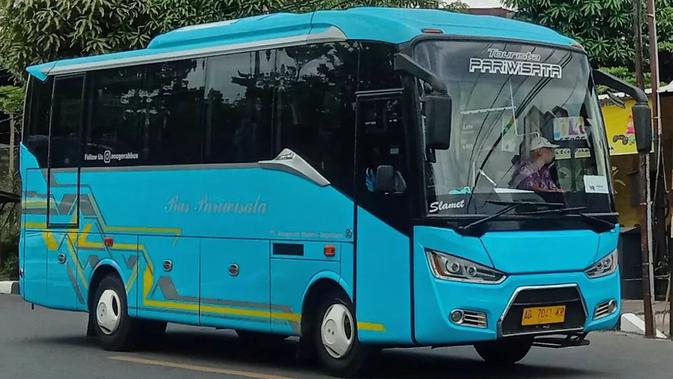 Laksana Tourista merupakan badan bus 3/4 yang umumnya digunakan untuk bus pariwisata.  Tourista memiliki dua varian yaitu 2100 dan 2300. Perbedaannya terletak pada sasis yang digunakan, panjang keseluruhan dan kapasitas penumpang.  (Sumber: Instagram/@senja_gallery)