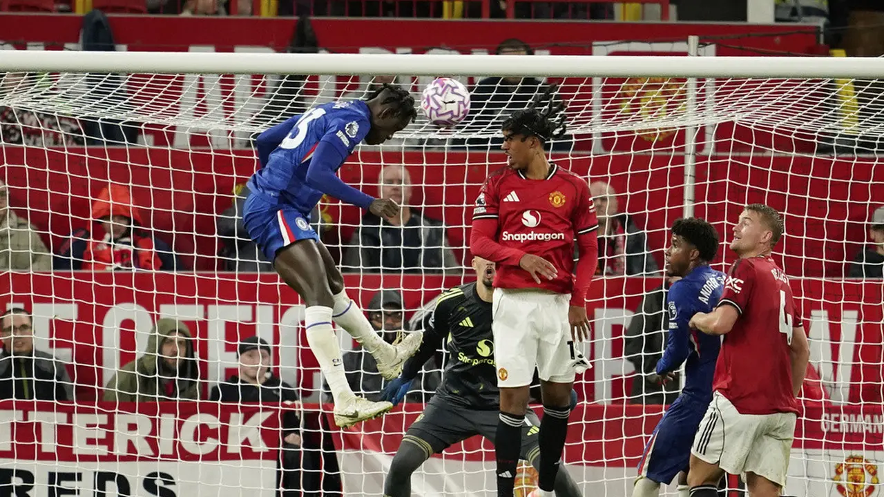 Bek Chelsea Trevoh Chalobah menjebol gawang Manchester United di Old Trafford di laga pekan kelima Premier League 2025/2026, Sabtu (20/09/2025). (AP Photo/Dave Thompson)