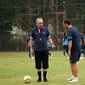 Pelatih Timnas Senior Indonesia, Alfred Riedl (kiri) berbincang dengan asistennya Wolfgang Pikal disela-sela sesi latihan di lapangan sepakbola SPH Karawaci, Tangerang, (23/10/2014). (Liputan6.com/Helmi Fithriansyah)