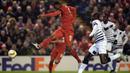 Penyerang Liverpool, Christian Benteke, melakukan tendangan ke arah gawang Bordeaux pada laga Liga Europa di Stadion Anfield, Inggris, Kamis (26/11/2015). (AFP Photo/Oli Scarff)